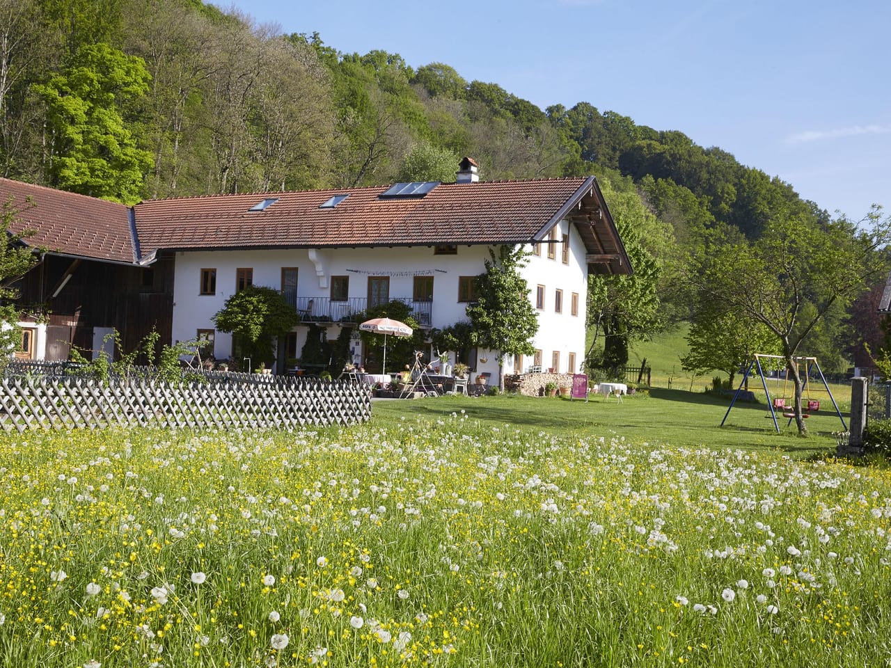 Naturnahe Umgebung der Ferienwohnung Ranesberger - Wiesen, Wald und Alpenpanorama nahe Chiemsee und München